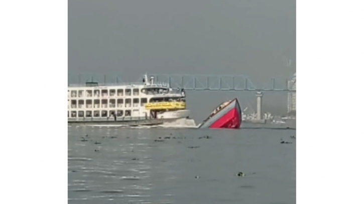 লঞ্চ-বাল্কহেড সংঘর্ষে বুড়িগঙ্গায় বাল্কহেড ডুবি, আটক লঞ্চ