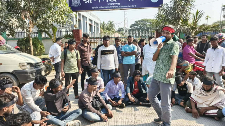রূপগঞ্জে হাদি হত্যার বিচার দাবি  ও স্বরাষ্ট্র উপদেষ্টার পদত্যাগের দাবিতে সড়ক অবরোধ বিক্ষোভ 
