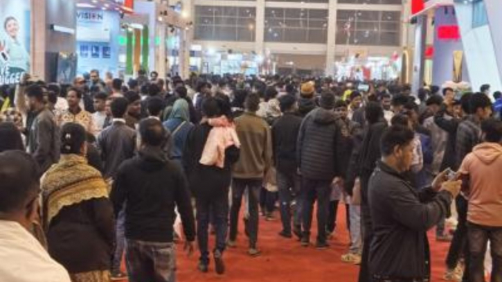 বাণিজ্য মেলায় দর্শনার্থীদের ভিড় 