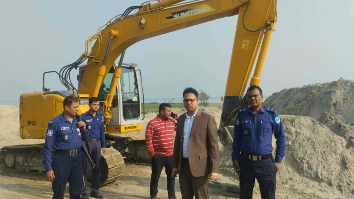 আড়াইহাজারে অবৈধভা‌বে বালু ও মাটি উত্তোলন, ৫০ হাজার টাকা জরিমানা