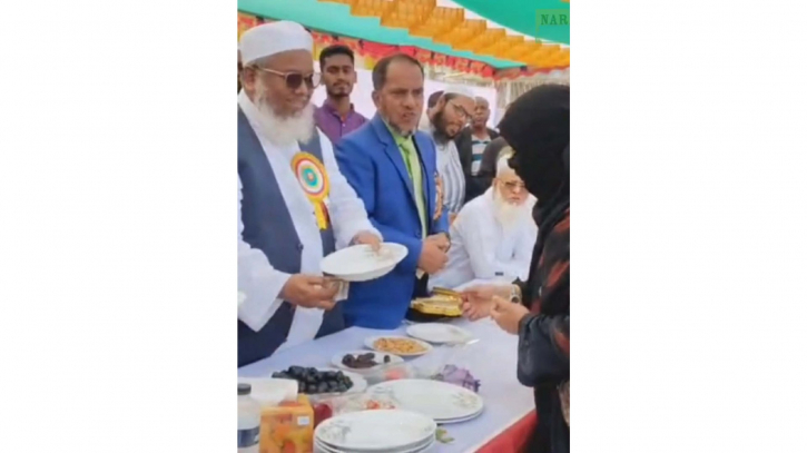 ভোটারদের প্লেট ও টাকা দিয়ে খেজুর গাছে ভোট প্রার্থনা!