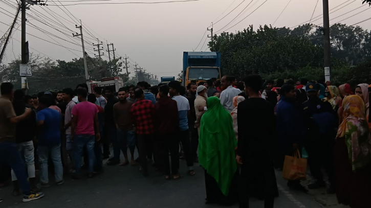 আড়াইহাজারে শ্রমিকদের সড়ক অবরোধ