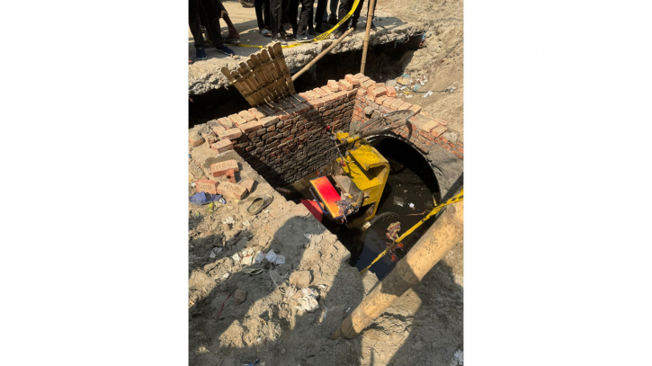 চাষাঢ়ায় ডিপ ড্রেনে পড়লো অটোরিকশা