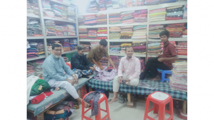 বন্দরে বিপণী বিতান গুলোতে বেঁচাকেনা বেশ জমে উঠেছে