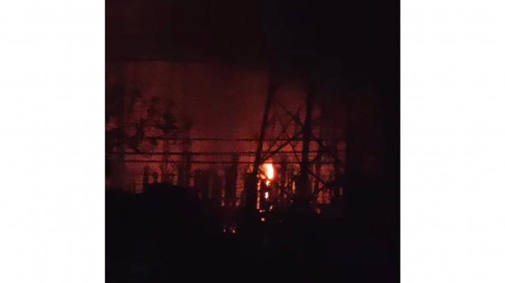 বন্দরে বজ্রপাতে বিদ্যুৎকেন্দ্রে আগুন