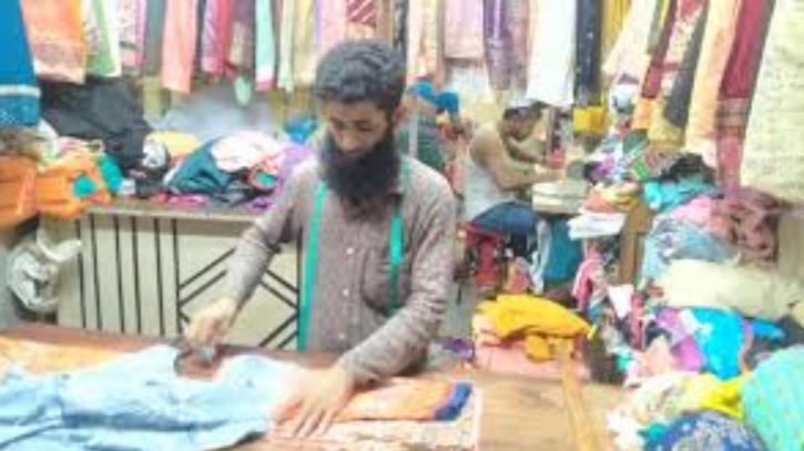 শেষ সময়ে টেইলার্সগুলোতে কারিগরদের নিরলস ব্যস্ততা