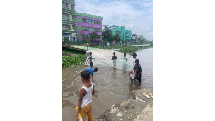নারায়ণগঞ্জে কয়েক লাখ মানুষ পানিবন্দি নারায়ণগঞ্জে কয়েক লাখ মানুষ পানিবন্দি