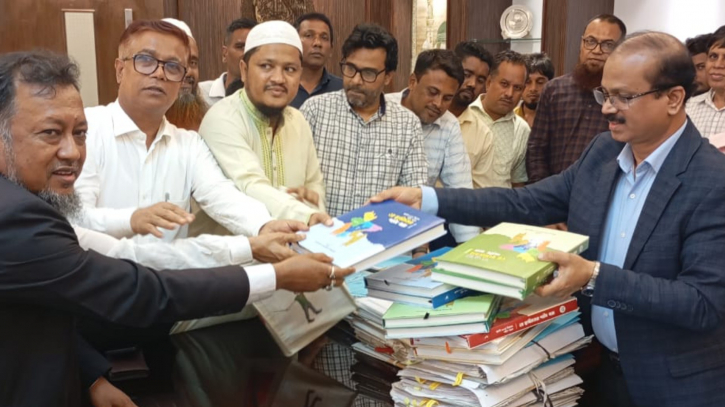 জামায়াতের উদ্যােগে নাসিক প্রশাসকের হাতে চব্বিশের শহীদদের স্মরণে স্মারক বই উপহার জামায়াতের উদ্যােগে নাসিক প্রশাসকের হাতে চব্বিশের শহীদদের স্মরণে স্মারক বই উপহার