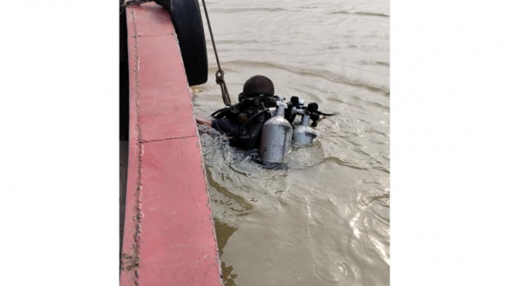 ফেরি থেকে অটোরিকশা নদীতে পড়ে দুই নারী নিখোঁজ ফেরি থেকে অটোরিকশা নদীতে পড়ে দুই নারী নিখোঁজ