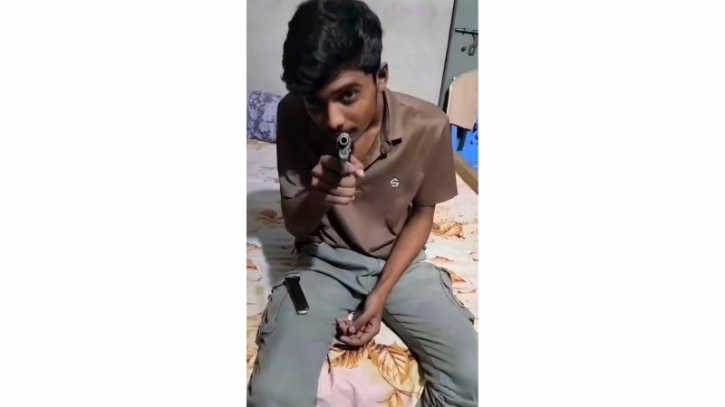 আড়াইহাজারে অস্ত্র হাতে ভিডিও ভাইরাল, যুবক আটক আড়াইহাজারে অস্ত্র হাতে ভিডিও ভাইরাল, যুবক আটক