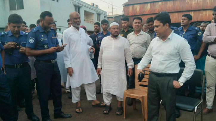 বকেয়া বেতন ও বোনাসের দাবিতে বন্দর স্টিল মিলে শ্রমিকদের বিক্ষোভ বকেয়া বেতন ও বোনাসের দাবিতে বন্দর স্টিল মিলে শ্রমিকদের বিক্ষোভ