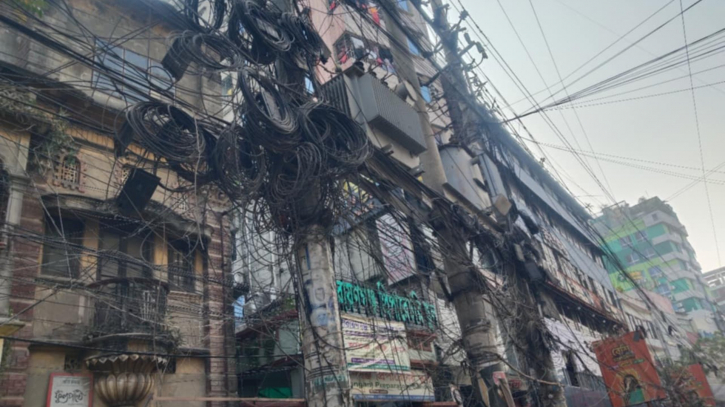 নারায়ণগঞ্জের রাস্তায় পরিত্যাক্ত তারের জঞ্জাল  নারায়ণগঞ্জের রাস্তায় পরিত্যাক্ত তারের জঞ্জাল