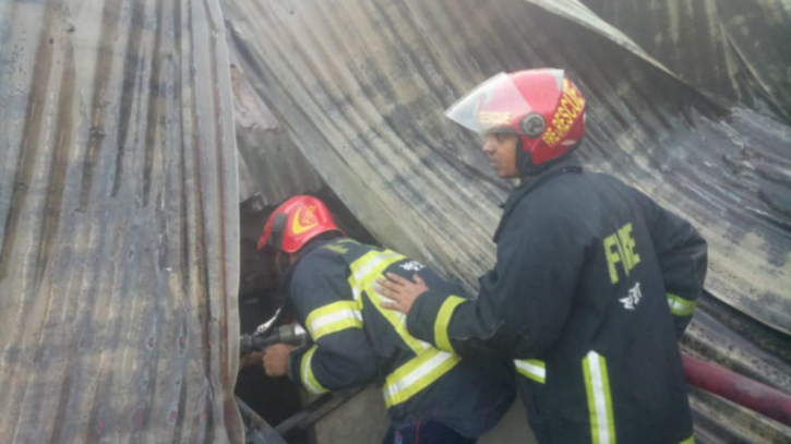 ফতুল্লায় পলিথিনের দানা তৈরির কারখানায় অগ্নিকাণ্ড