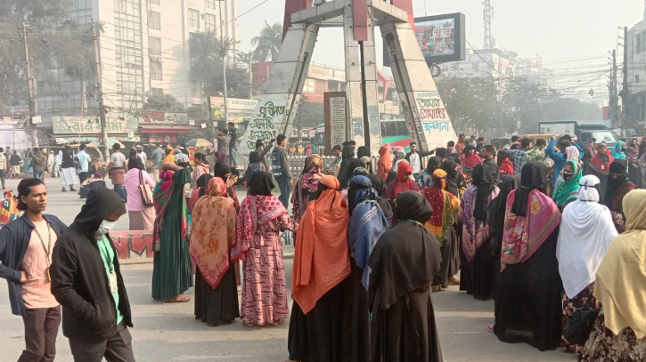 না.গঞ্জে গার্মেন্টস শ্রমিকদের সড়ক অবরোধ 