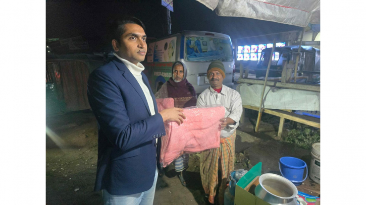 গভীর রাতে কুয়াশা ভেদ করে আড়াইহাজারে শীতার্তদের খোঁজে ইউএনও