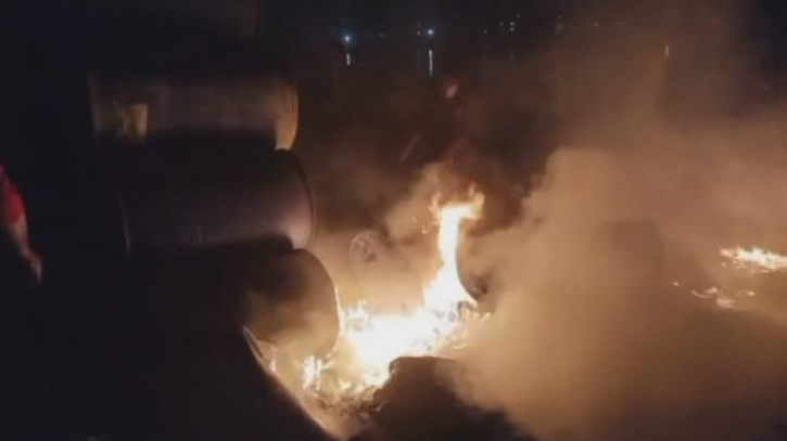 বন্দরে প্লাস্টিকের গোডাউনে অগ্নিকাণ্ড