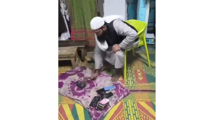 লুকানো মোবাইল হাতুড়ি দিয়ে ভাঙলেন মাদ্রাসা প্রধান