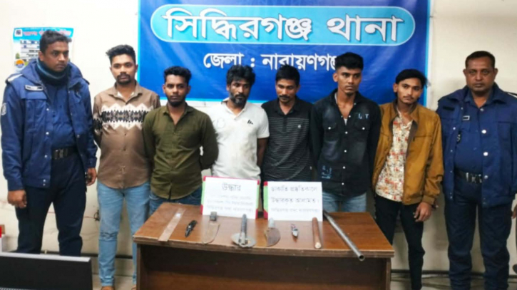 সিদ্ধিরগঞ্জে ডাকাতির প্রস্তুতিকালে অস্ত্র ও মাদকসহ ৮ ডাকাত গ্রেপ্তার