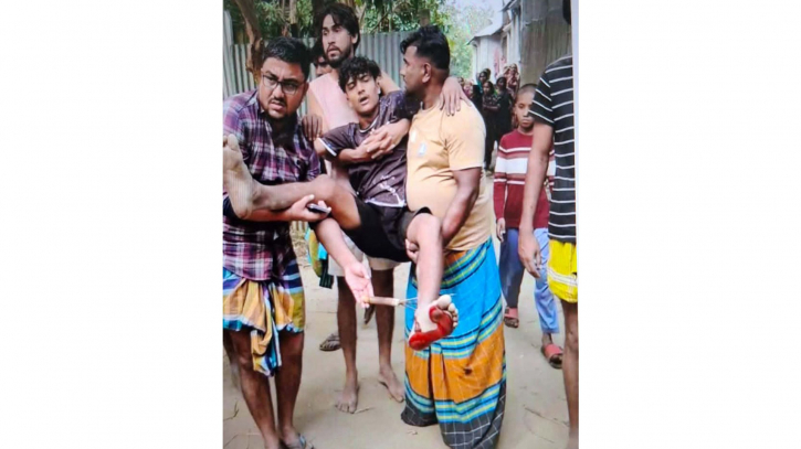 আড়াইহাজারে জমিতে সেচ দেয়াকে কেন্দ্র করে সংঘর্ষ, টেটাবিদ্ধসহ আহত ১০