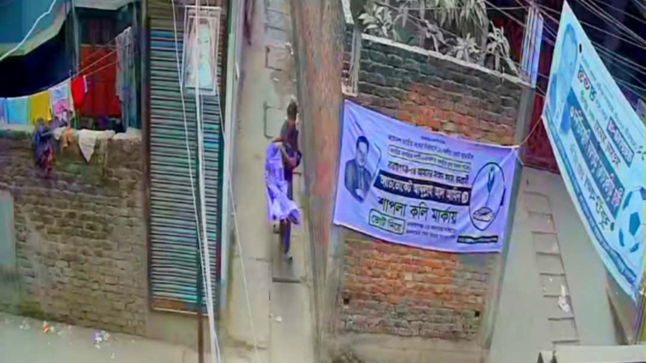 সিসিটিভি ক্যামেরায় এনসিপি প্রার্থীর ব্যানার ছেড়ার দৃশ্য ভাইরাল