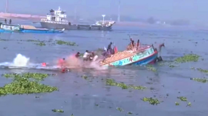 ফতুল্লায় ইট বোঝাই ট্রলার ডুবি