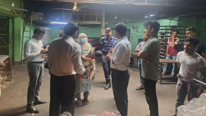 নারায়ণগঞ্জে বিস্কুট ফ্যাক্টরিতে অভিযান, এক লাখ টাকা জরিমানা