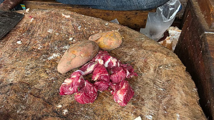 ১০০ টাকায় ১২৫ গ্রাম গরুর মাংস, সঙ্গে দুটি আলু