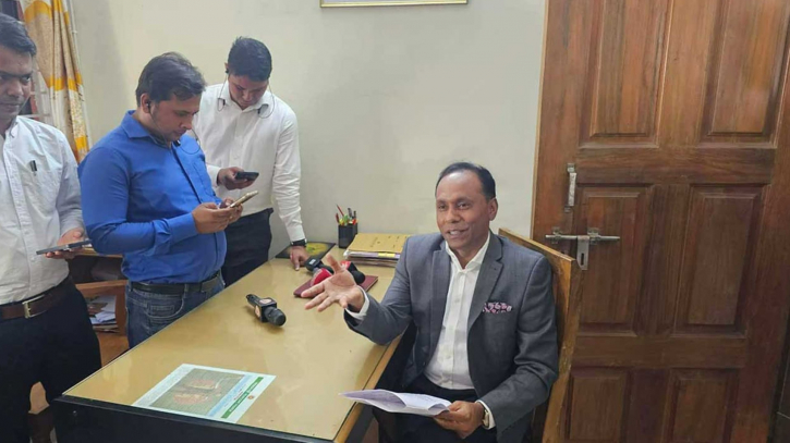 সিদ্ধিরগঞ্জে ভূমি অফিসে আকস্মিক পরিদর্শন, কর্মকর্তাদের অফিসে পাননি প্রতিমন্ত্রী