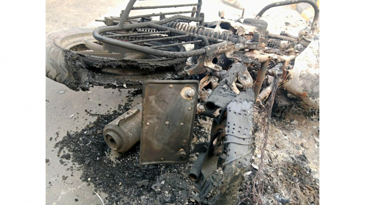 সিদ্ধিরগঞ্জে ছিনতাইকালে গণপিটুনিতে যুবক নিহত, মোটরসাইকেলে আগুন