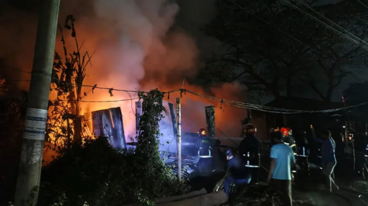 নারায়ণগঞ্জে ঝুটের গোডাউনে আগুন