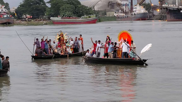নারায়ণগঞ্জে বিসর্জনের মধ্যে দিয়ে শেষ হল শারদীয় দূর্গা পূজা