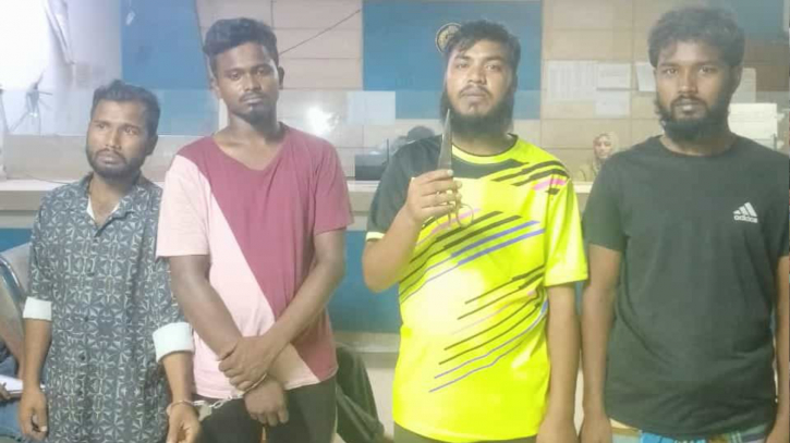 নারায়ণগঞ্জে অস্ত্রসহ ৪ ছিনতাইকারী গ্রেপ্তার নারায়ণগঞ্জে অস্ত্রসহ ৪ ছিনতাইকারী গ্রেপ্তার