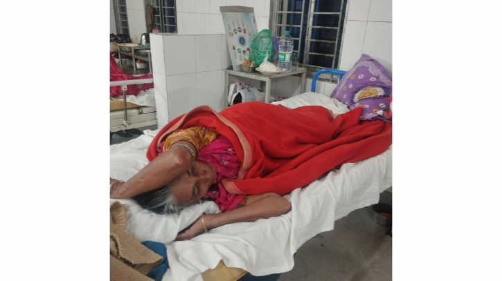 সোনারগাঁয়ে ছেলের কাছে পাওনা টাকা না পেয়ে বৃদ্ধা মায়ের ওপর হামলা