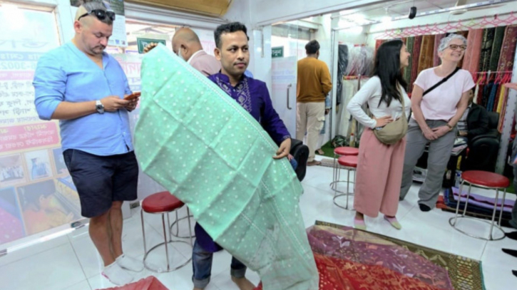 দেশ-বিদেশের ক্রেতারা ভিড়ছেন নারায়ণগঞ্জের জামদানিপল্লীতে