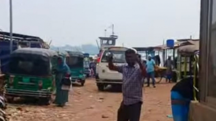 নারায়ণগঞ্জে তেল সংকটে ফেরি বন্ধ 