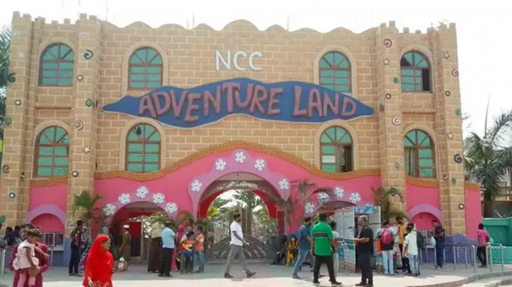 নারায়ণগঞ্জে বিনোদন কেন্দ্রে মানুষের ভীড় 