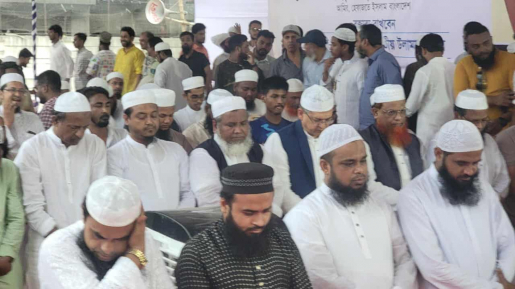 মঞ্চেই নামাজ আদায় করলেন সালাহউদ্দিনসহ নেতাকর্মীরা