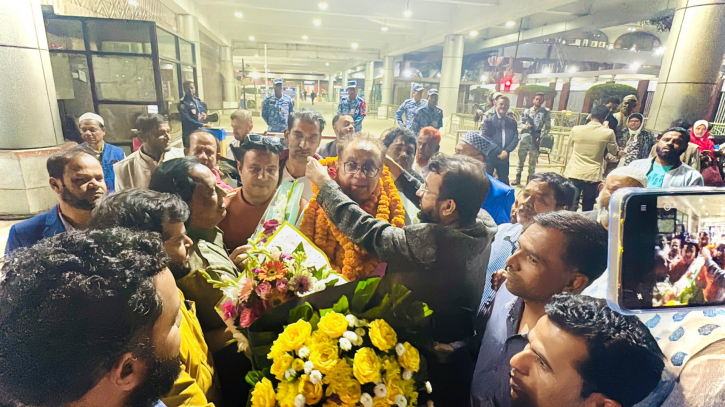 বিমানবন্দরে নেতাকর্মীদের ভালবাসায় সিক্ত এটিএম কামাল