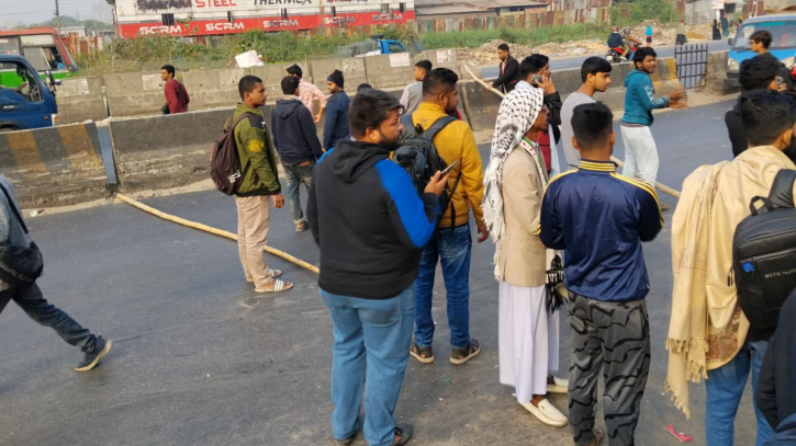 ঢাকা চট্টগ্রাম মহাসড়কে ইনকিলাব মঞ্চের ব্যানারে অবস্থান