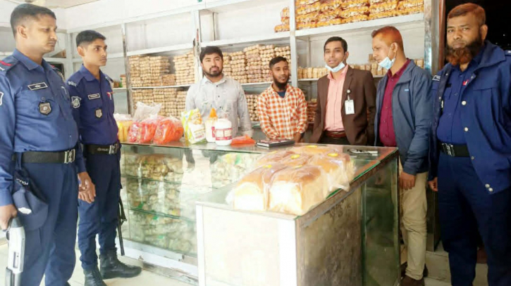 সোনারগাঁয়ে অবৈধ প্রক্রিয়ায় খাদ্য প্রস্তুতকরণের অভিযোগে এক লাখ টাকা জরিমানা 