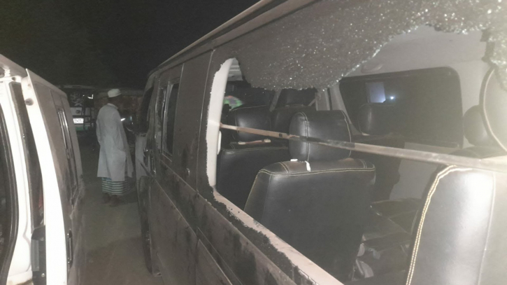 আড়াইহাজারে আঙ্গুরের গাড়িবহরে হামলা