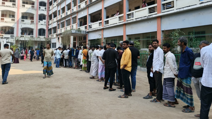 সিদ্ধিরগঞ্জে ভোট কেন্দ্রে নারী-পুরুষের দীর্ঘ লাইন