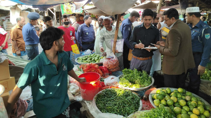সোনারগাঁয়ে অতিরিক্ত মূল্যে পন্য বিক্রি, ১৪ ক্ষুদ্র ব্যবসায়ীকে জরিমানা