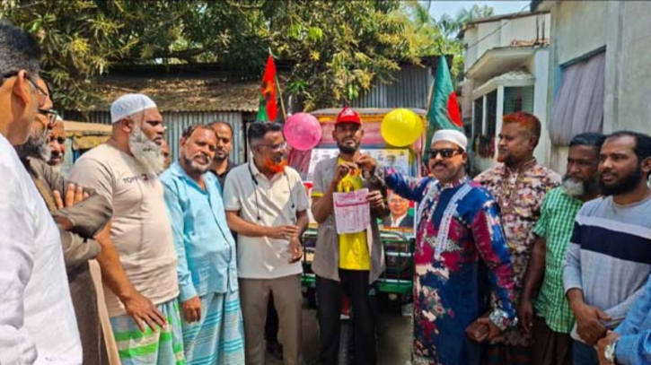 অটোরিকশা উপহার দিয়ে প্রতিশ্রুতি রক্ষা করলেন সাংসদ মান্নান