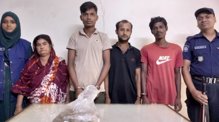 মাদকবিরোধী অভিযানে ইয়াবা ও গাঁজাসহ আটক ৪ মাদকবিরোধী অভিযানে ইয়াবা ও গাঁজাসহ আটক ৪