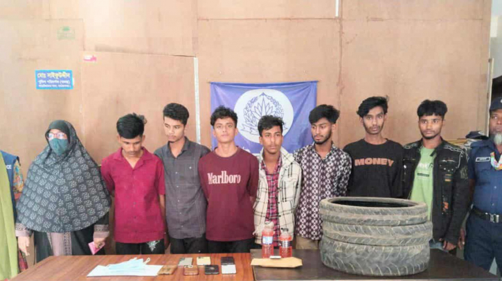 আড়াইহাজারে ককটেল, পেট্রোল বোমাসহ গ্রেপ্তার ৮