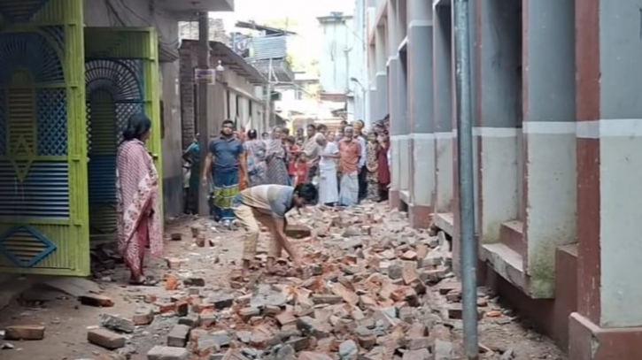 আড়াইহাজারে ভূমিকম্পে ভাঙলো একাধিক দেয়াল, আহত ৬