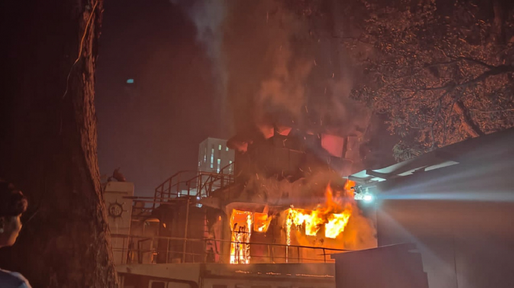 বন্দরে পরিত্যাক্ত জাহাজে অগ্নিকাণ্ড