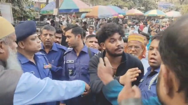 বাউলদের ব্যানার ছেঁড়ায় যুবক আটক