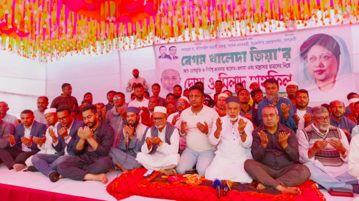 খালেদা জিয়ার রোগমুক্তি ও সুস্থতা কামনায় মান্নানের দোয়া 